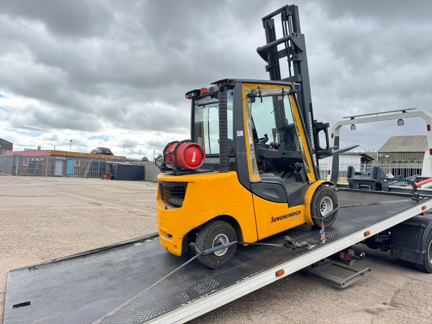 Z&Z Auto Recovery loading a vehicle from the M45